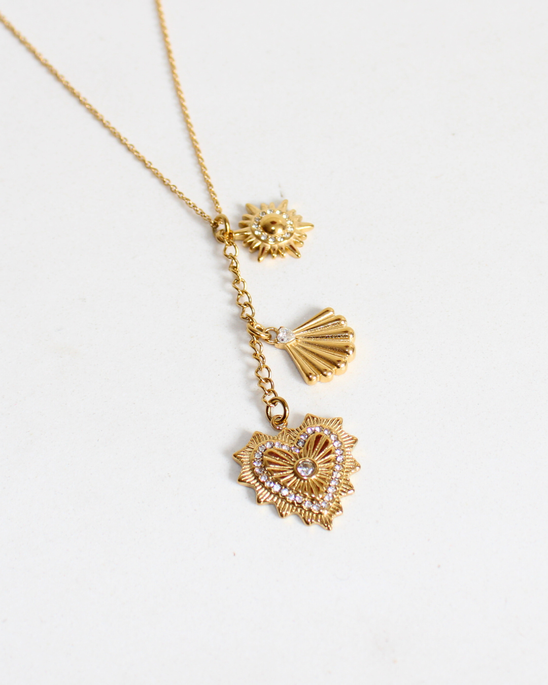 COLLAR CON TRES DIJES DORADOS