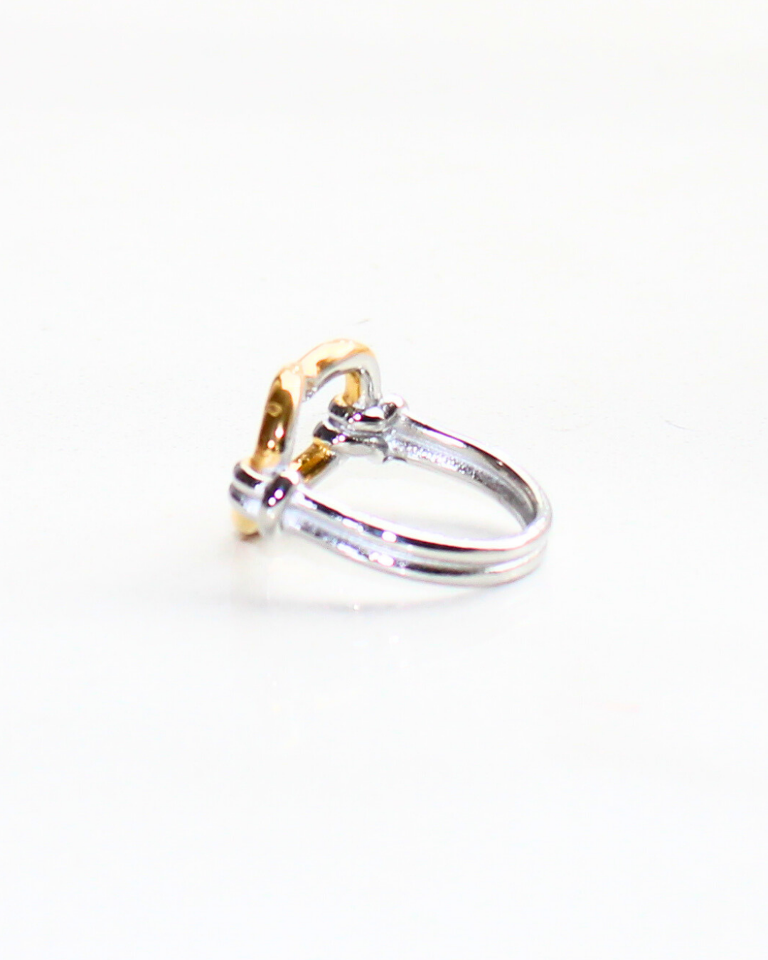ANILLO PLATEADO CON CORAZON DORADO