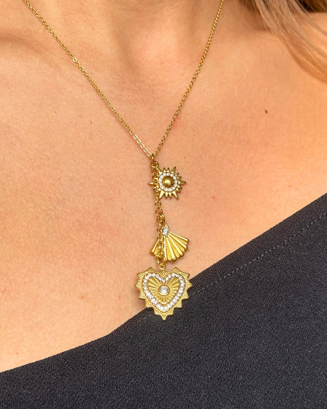 COLLAR CON TRES DIJES DORADOS