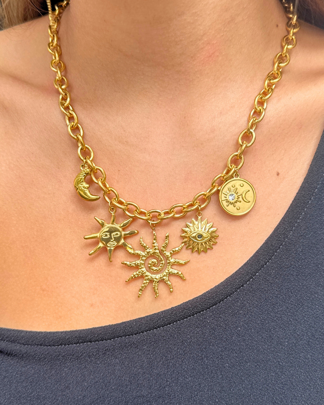 COLLAR DE ESLABONES CON DIJES DE SOL Y LUNA