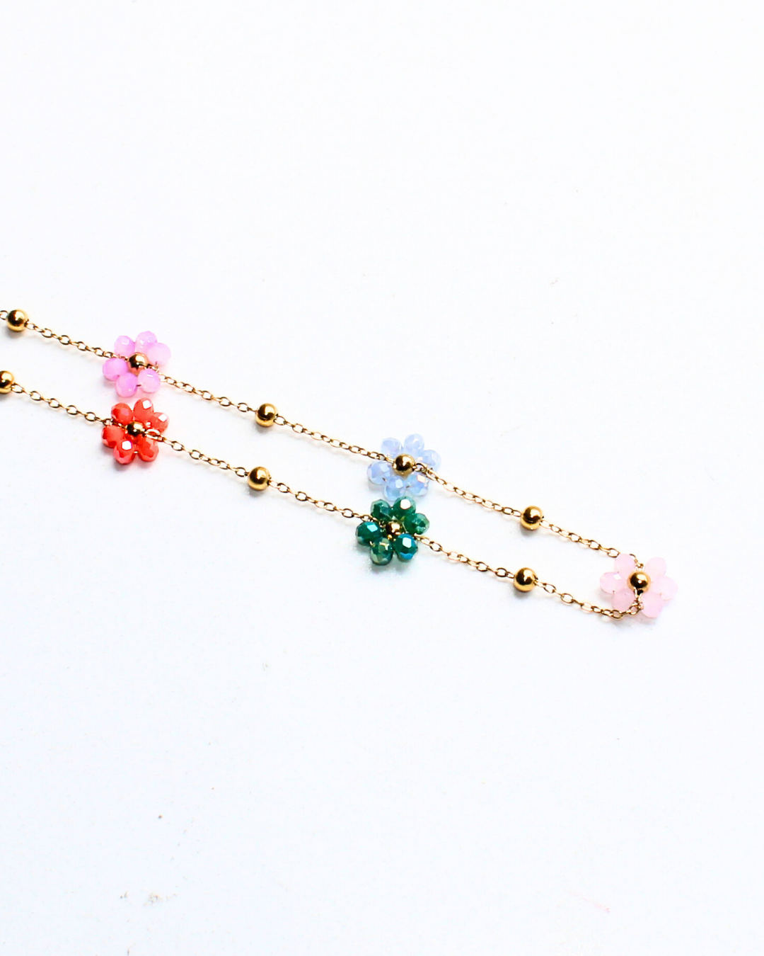 CADENA DORADA CON CHARMS DE FLORES Y BOLITAS