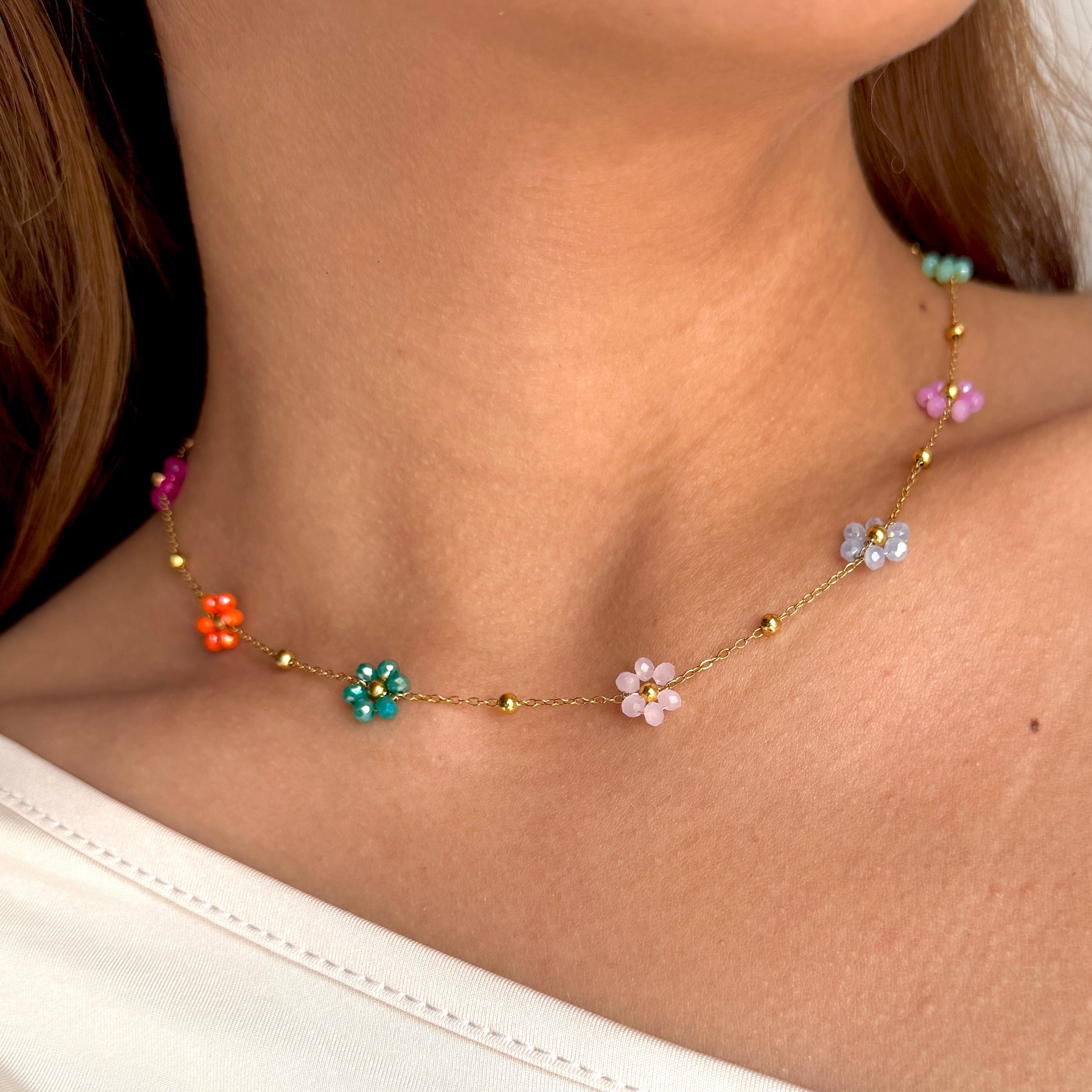 CADENA DORADA CON CHARMS DE FLORES Y BOLITAS