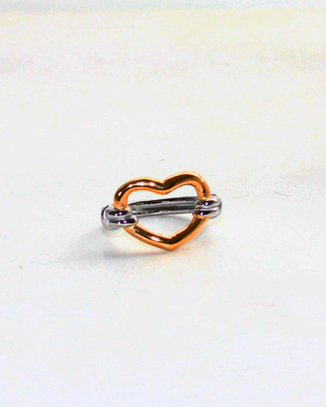 ANILLO PLATEADO CON CORAZON DORADO