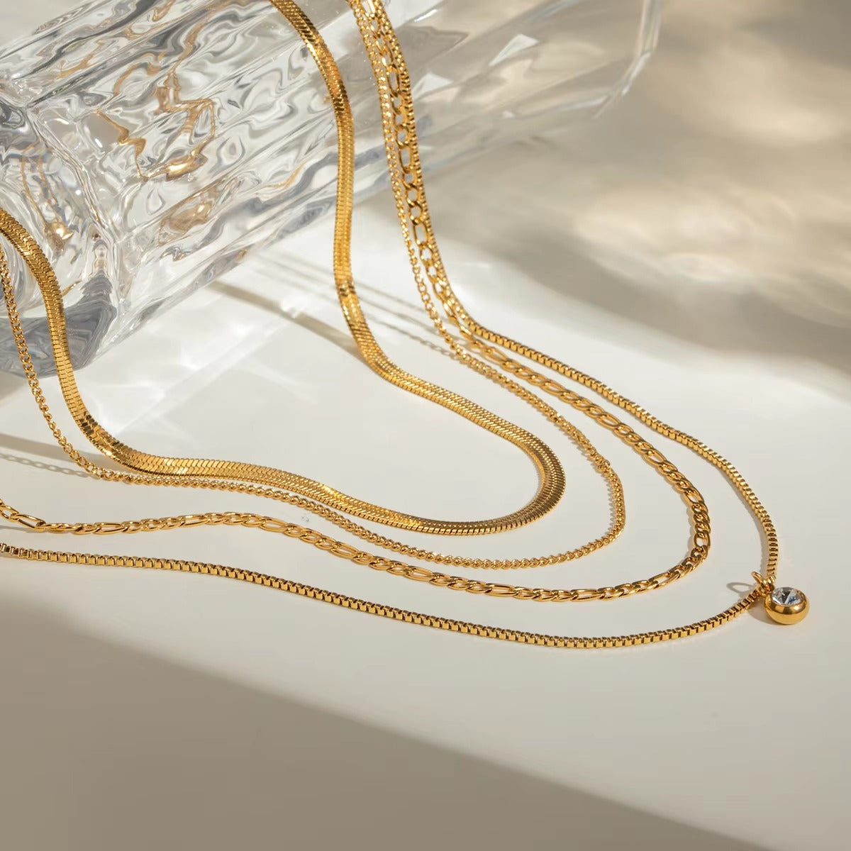COLLAR CON CUATRO CADENAS Y CIRCONITA REDONDA TRANSPARENTE