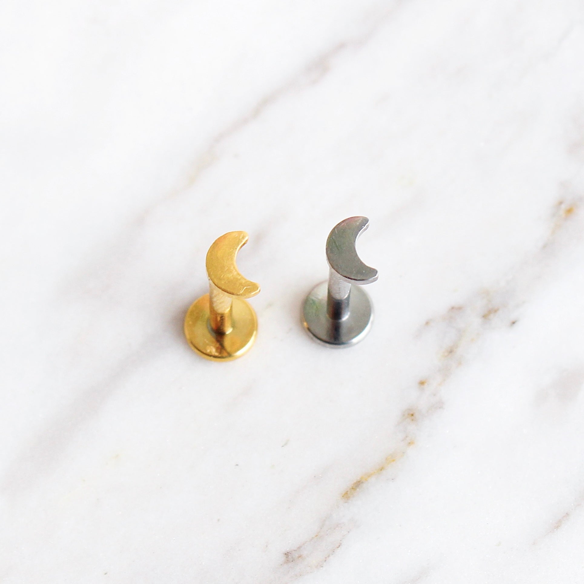 LABRET EN TITANIO EN FORMA DE LUNA