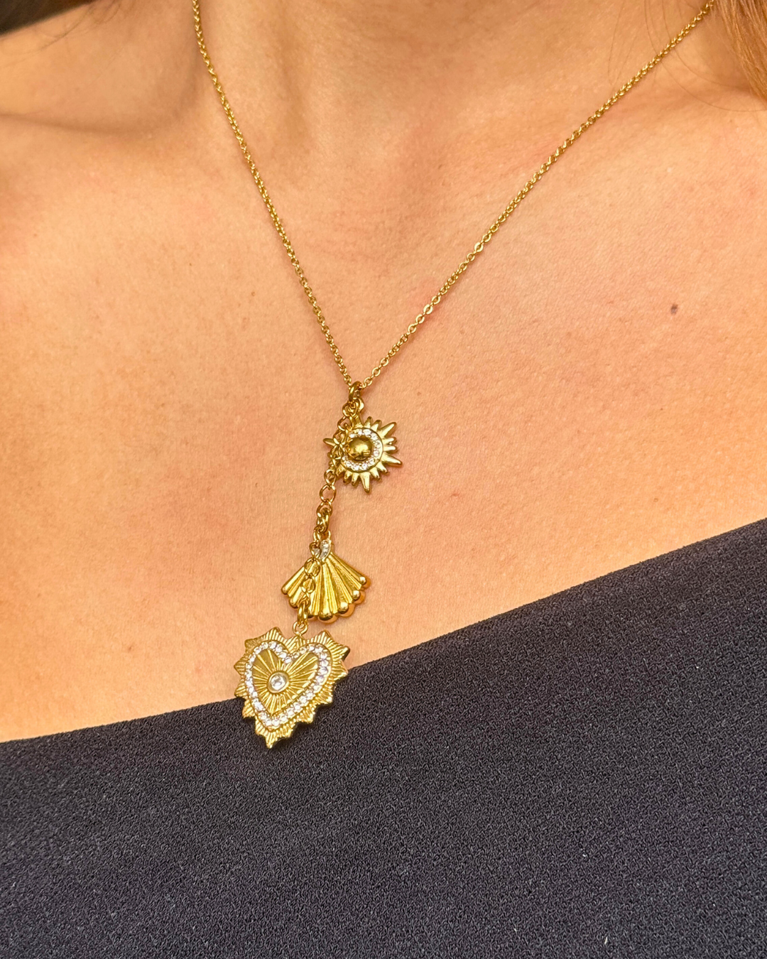 COLLAR CON TRES DIJES DORADOS