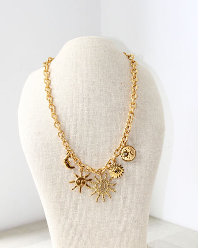 COLLAR DE ESLABONES CON DIJES DE SOL Y LUNA