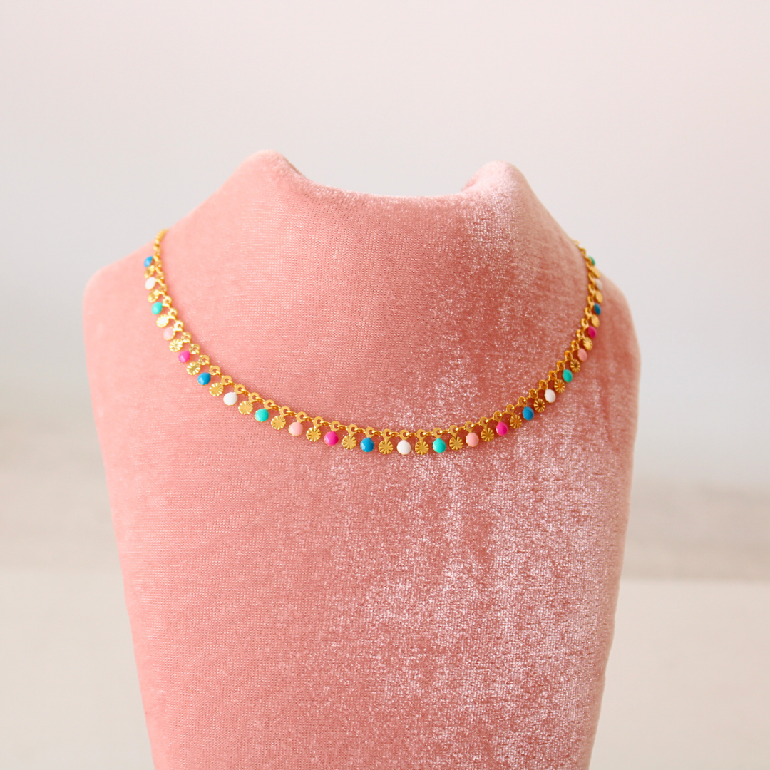 COLLAR CON DIJES PEQUEÑOS DE BOLITAS DORADAS Y DE COLORES