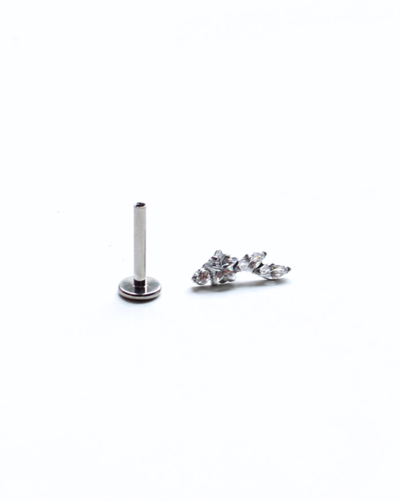 LABRET EN TITANIO CON PETALOS Y ESTRELLA