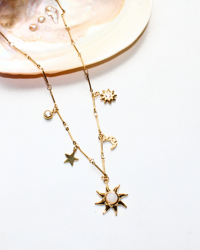 COLLAR CON CHARMS DE SOL, ESTRELLA Y LUNA