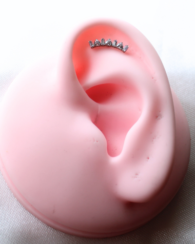 LABRET EN TITANIO EN FORMA DE CORONA