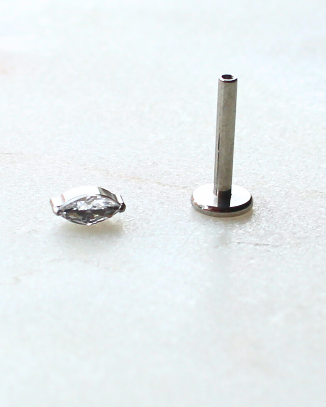 LABRET OVALADO EN TITANIO