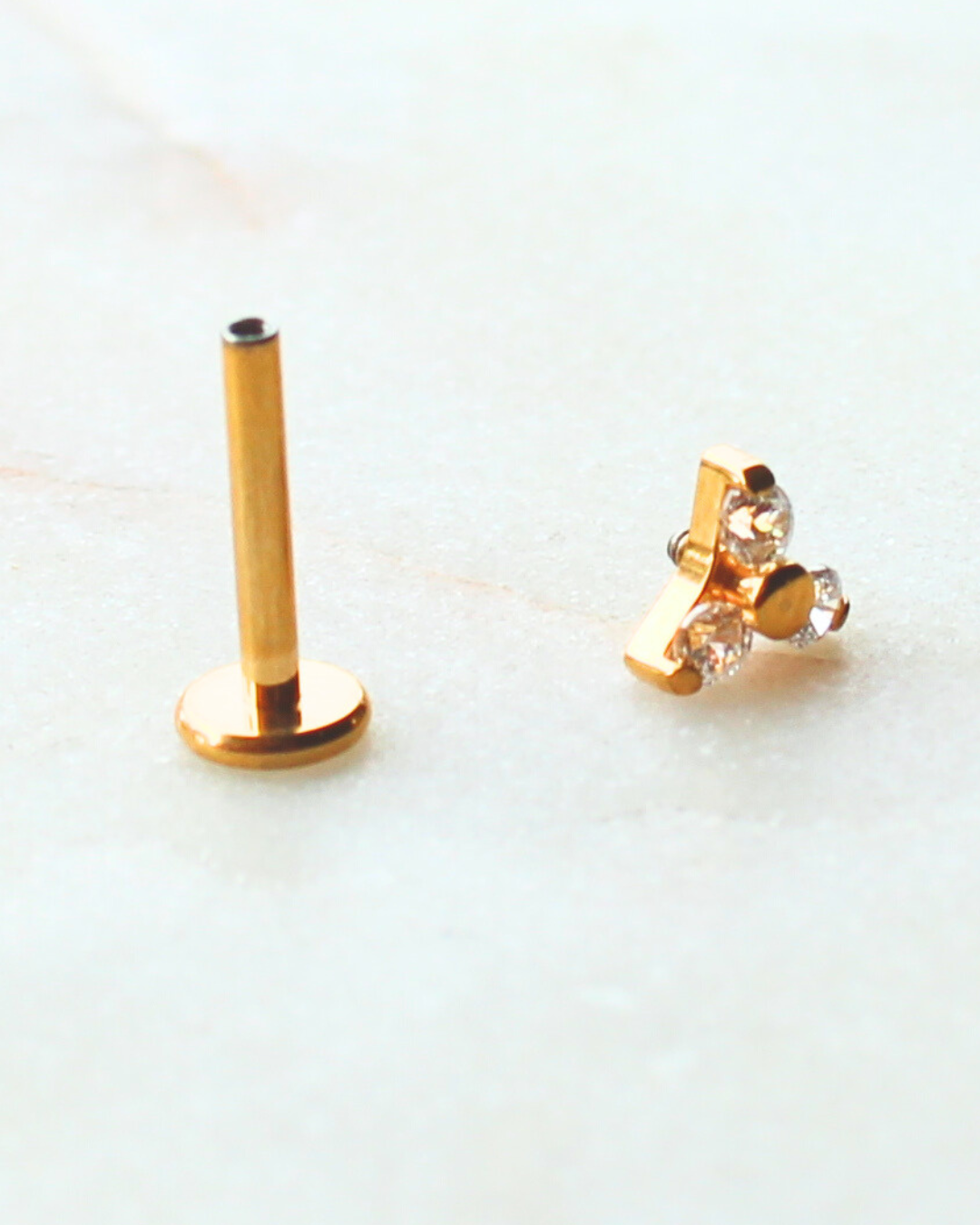 LABRET EN TITANIO EN FORMA DE TRIANGULO