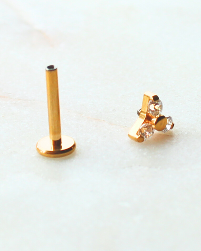 LABRET EN TITANIO EN FORMA DE TRIANGULO