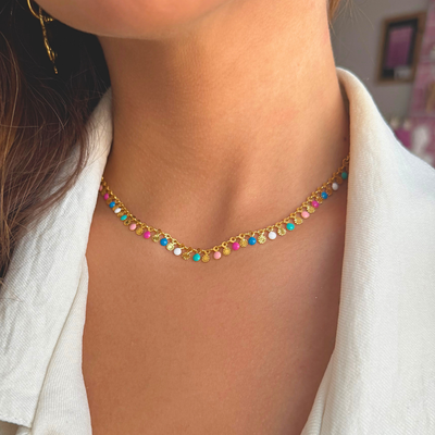 COLLAR CON DIJES PEQUEÑOS DE BOLITAS DORADAS Y DE COLORES