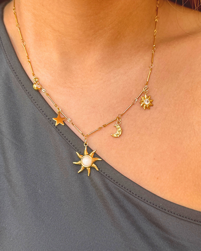 COLLAR CON CHARMS DE SOL, ESTRELLA Y LUNA