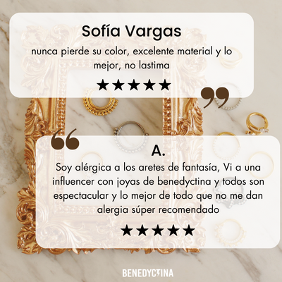 Argolla clicker dorada en titanio con circonitas frontales y mariposa