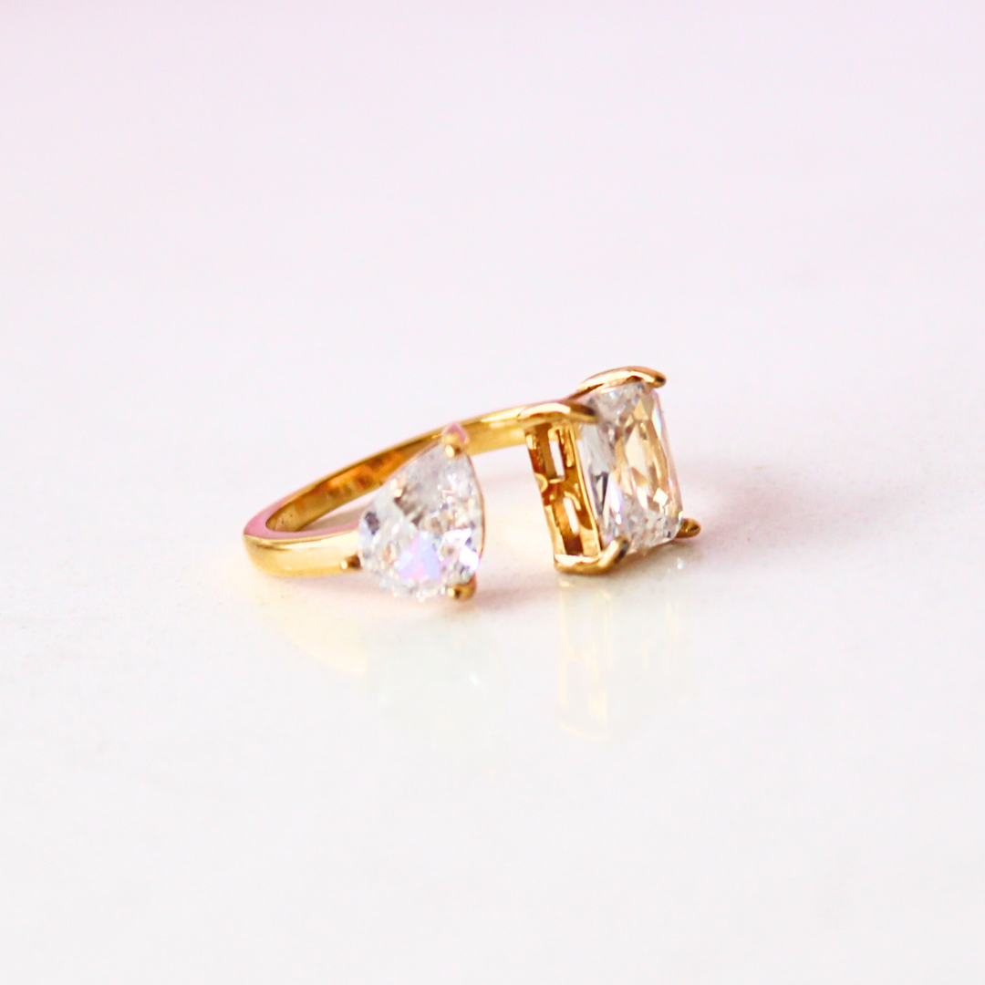 ANILLO ABIERTO DORADO CON CIRCONAS TRANSPARENTES AJUSTABLE