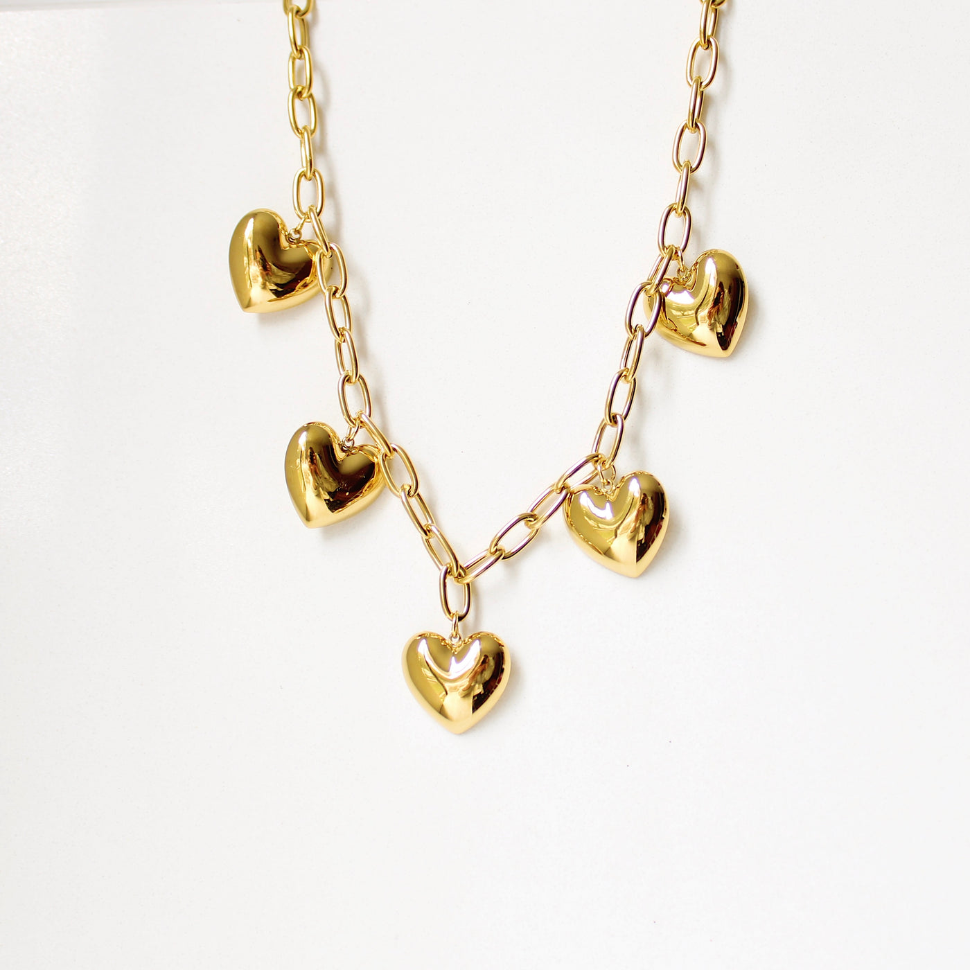 COLLAR CHUNKY CON CHARMS DE CORAZÓN PREORDEN