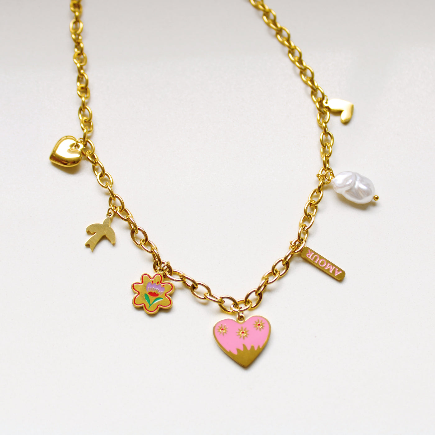 COLLAR CON CHARMS DE CORAZONES