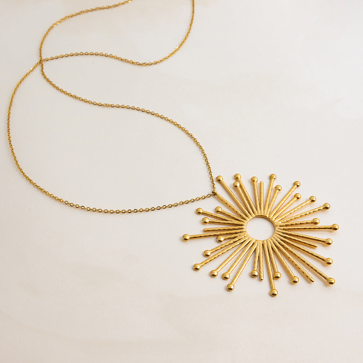 COLLAR CON FORMA DE SOL ESTILIZADA