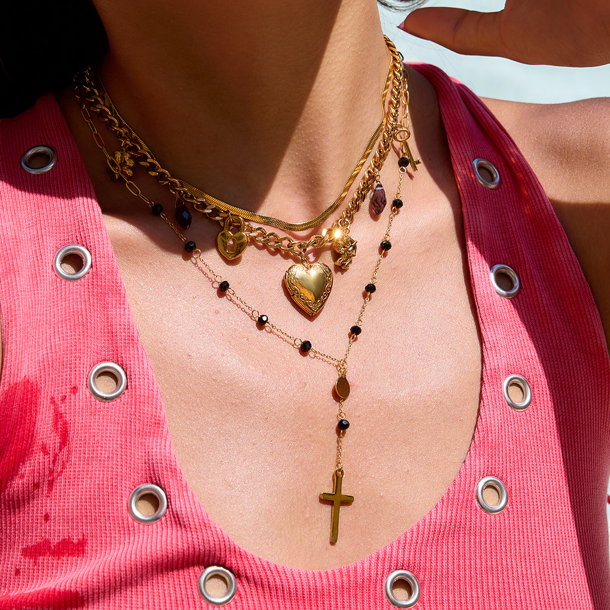 COLLAR CON CIRCONITAS NEGRAS Y CRUZ