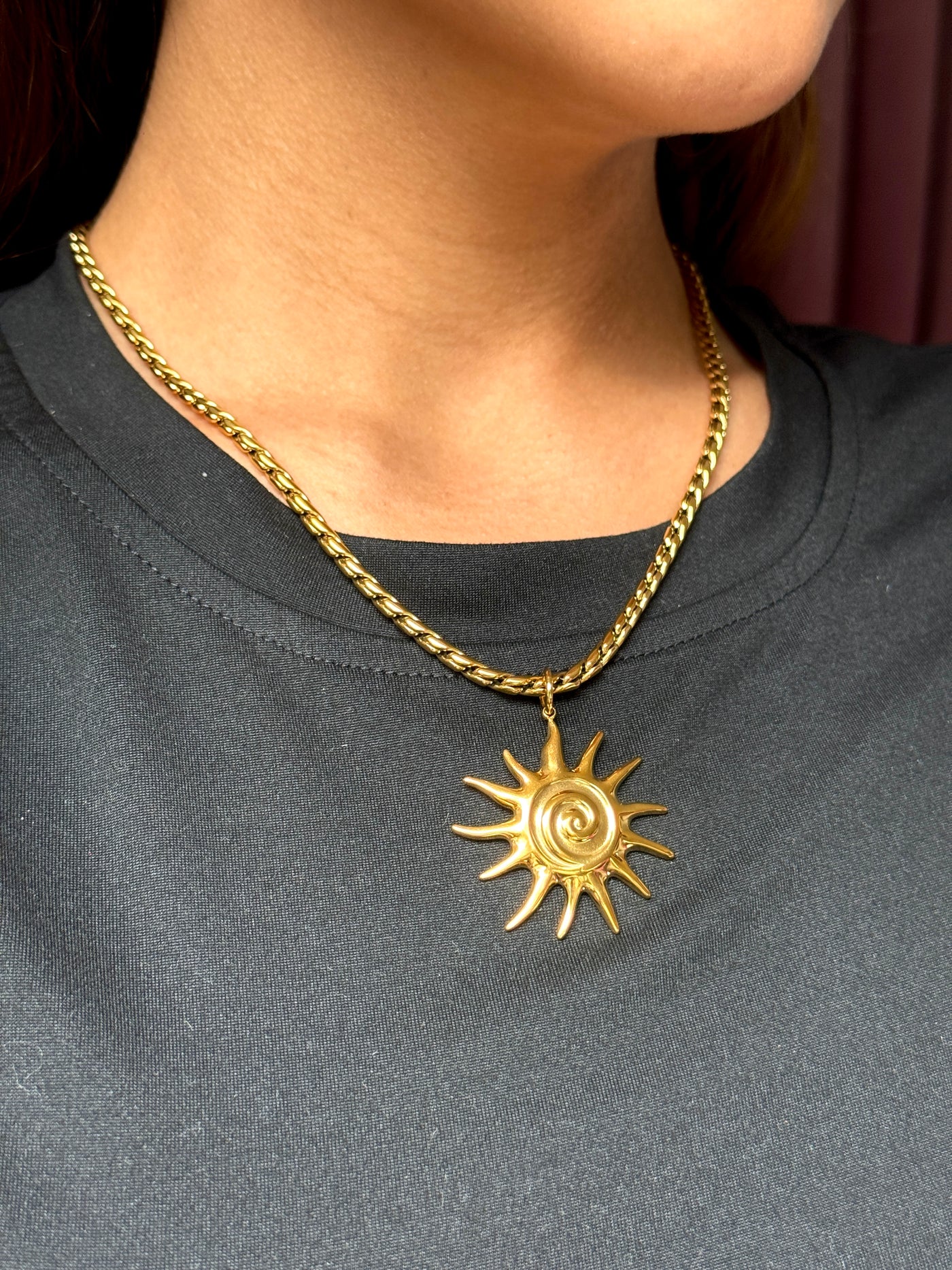 CADENA DORADA GRUESA CON DIJE DE SOL