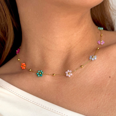 CADENA DORADA CON CHARMS DE FLORES Y BOLITAS