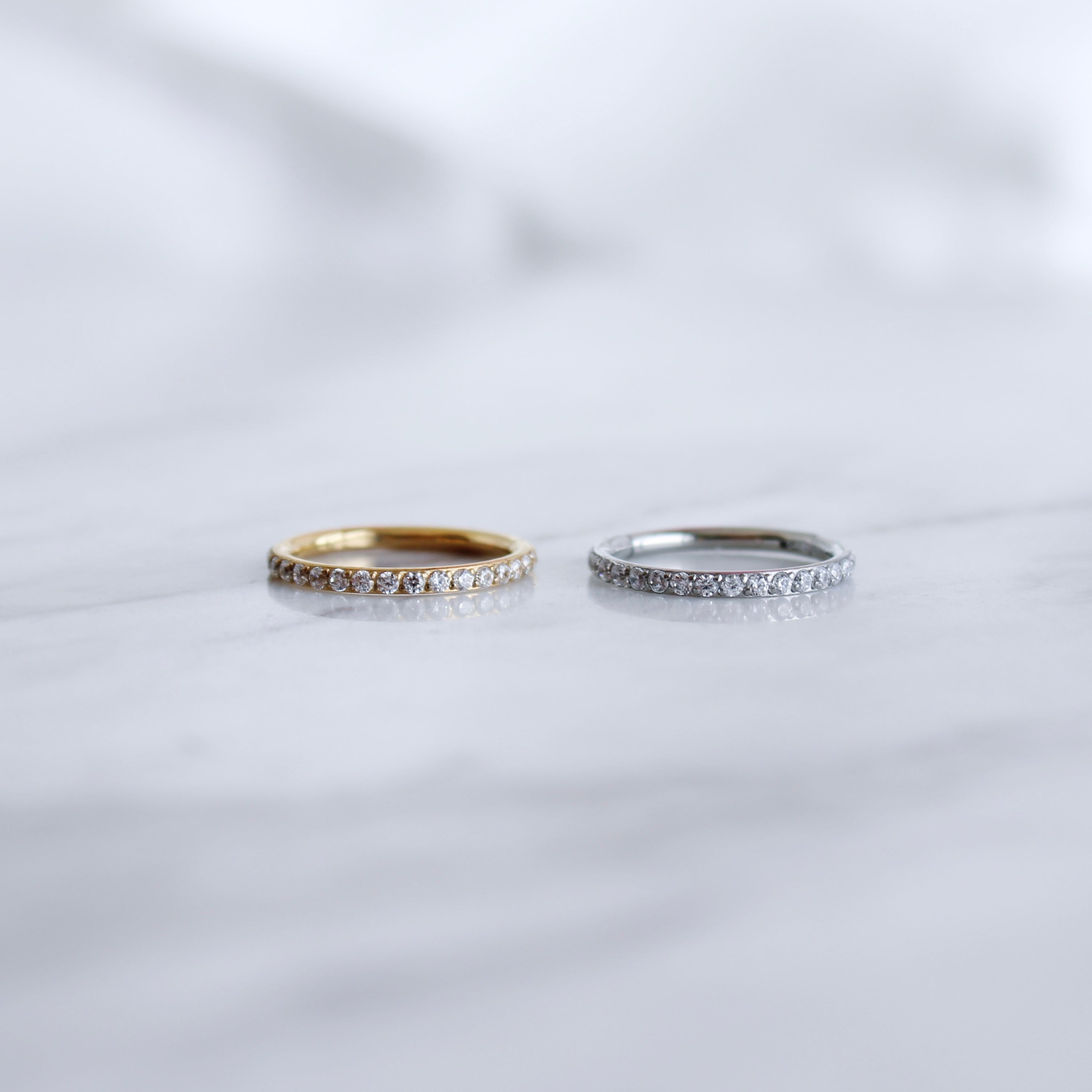 Argolla clicker con circonitas en el lateral - KAMINI