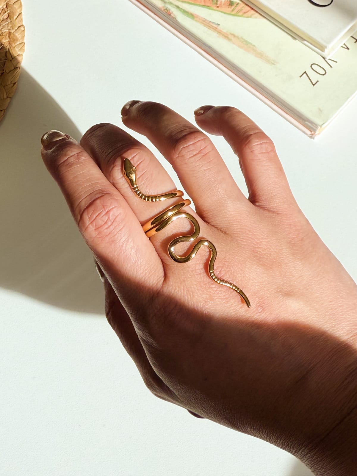 ANILLO DE EN FORMA DE SERPIENTE ALARGADA