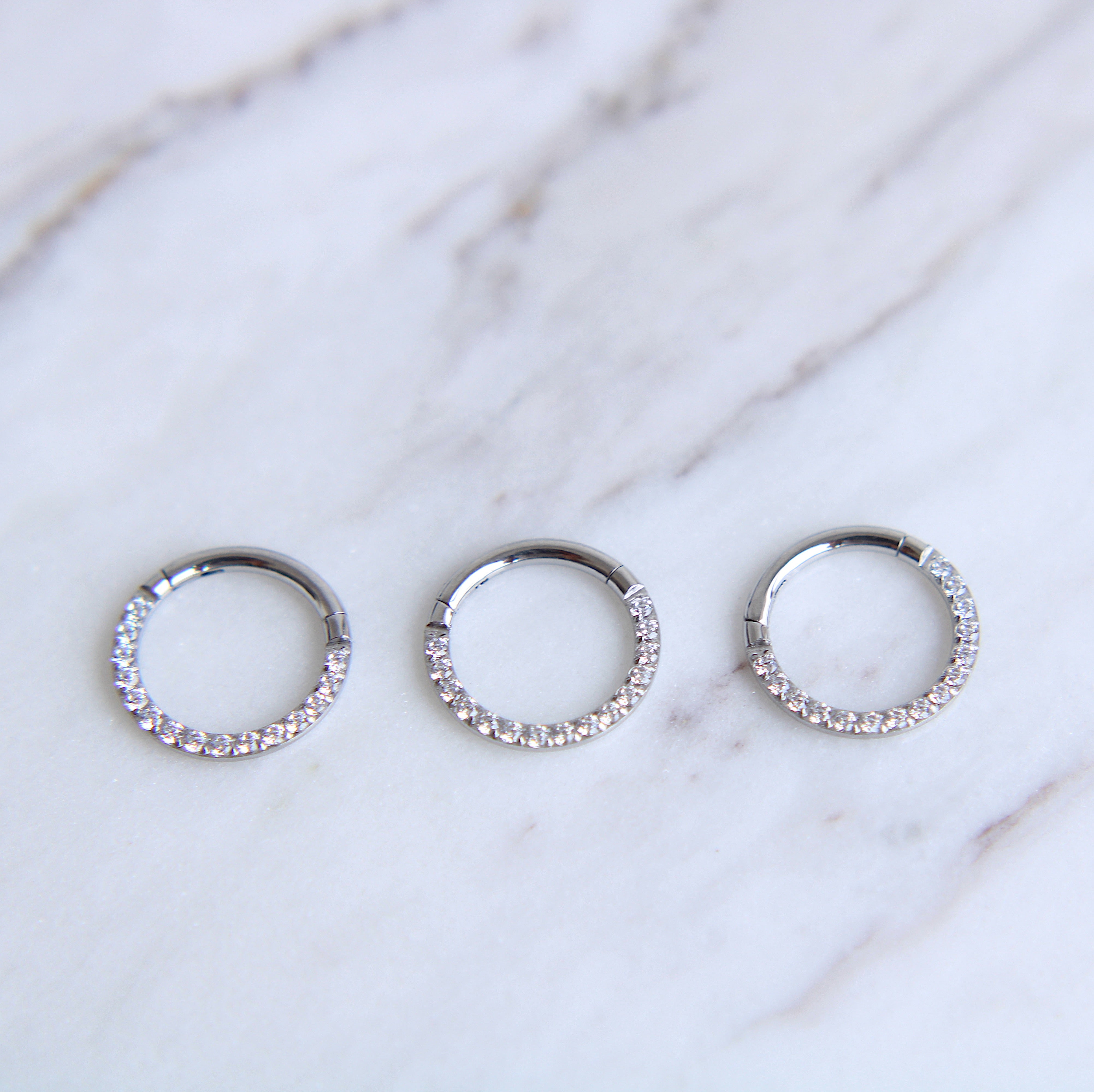 Argolla clicker con circonitas frontales - CLOTA