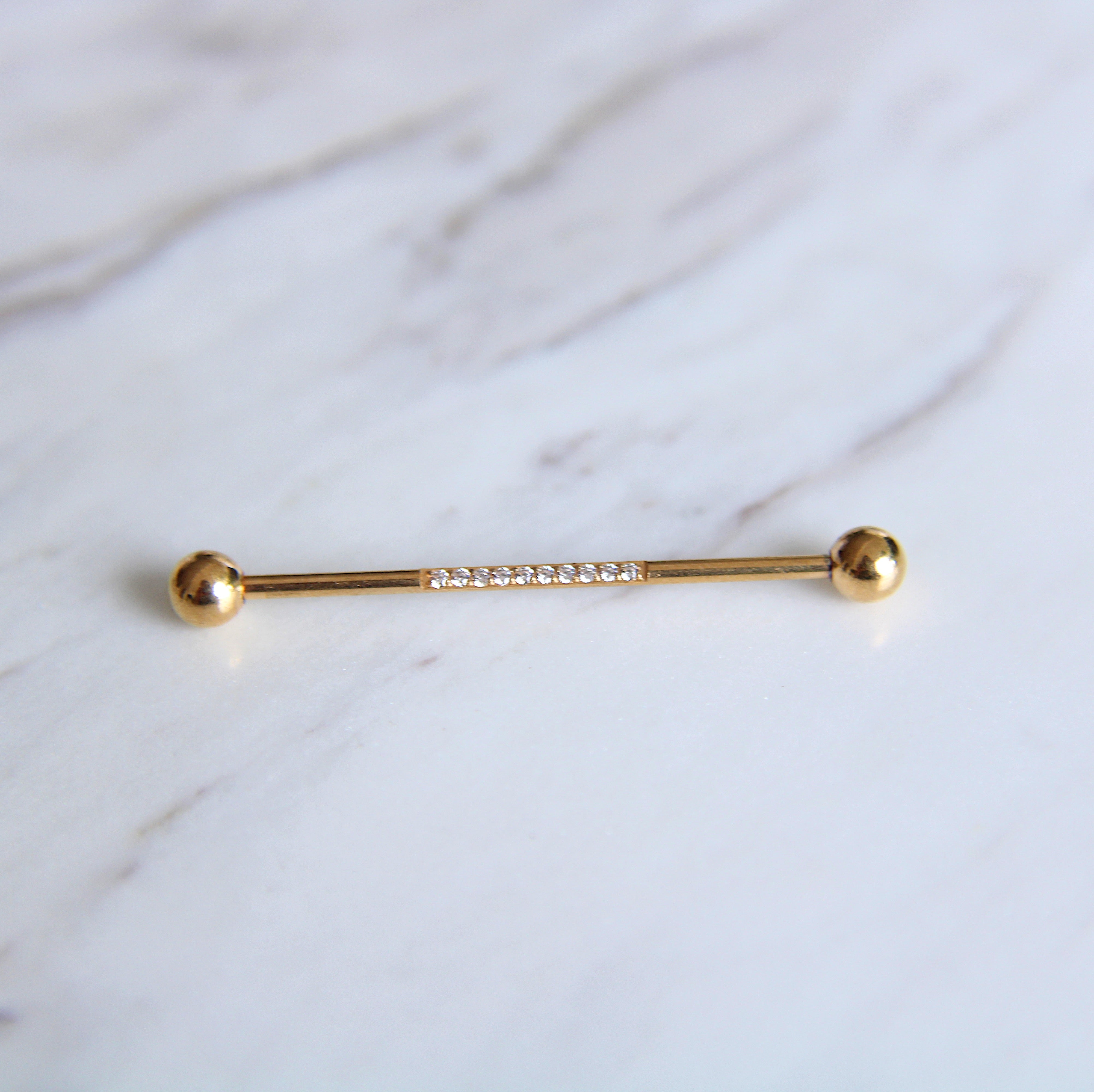 Piercing industrial con fila de circonas