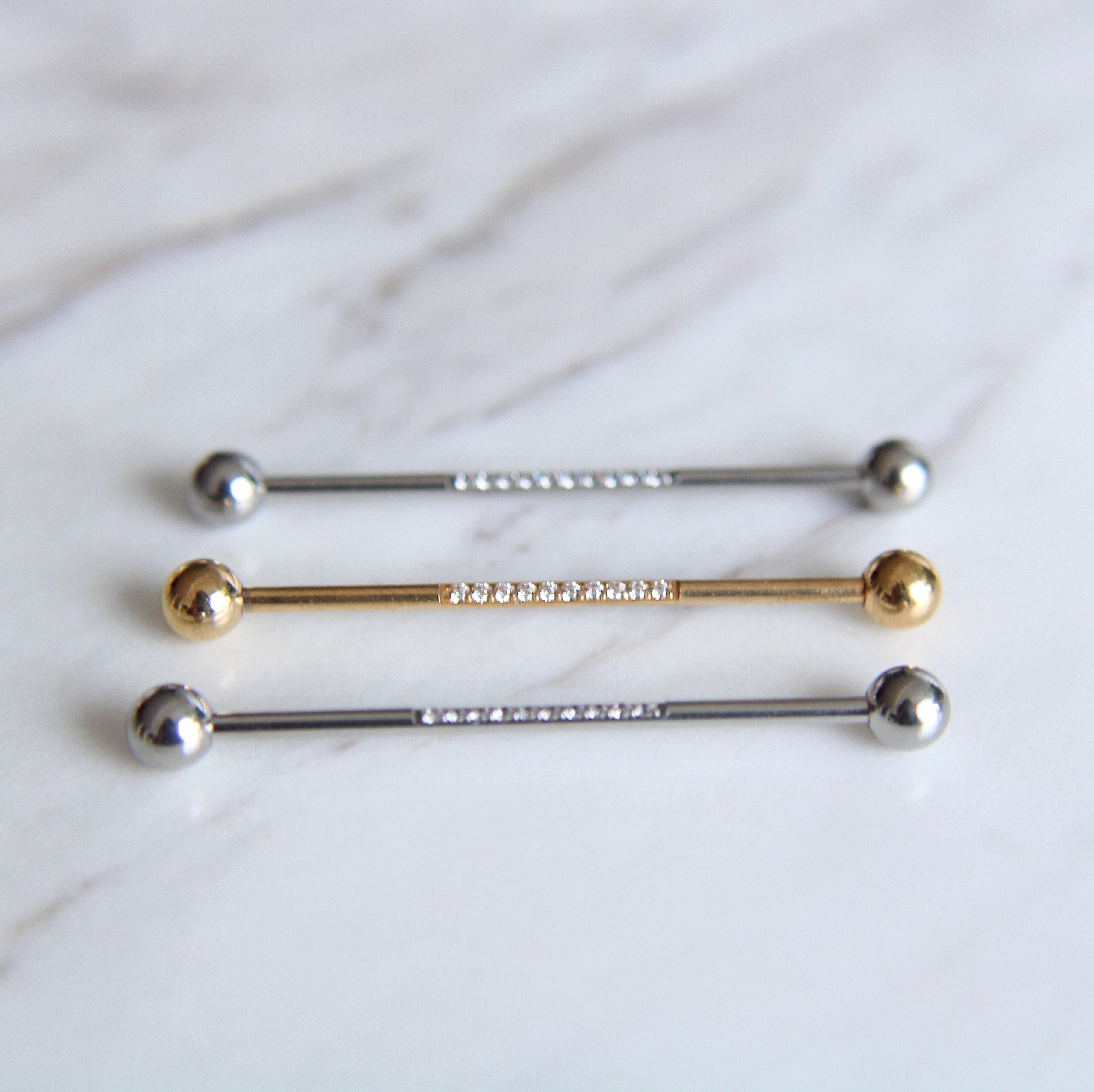 Piercing industrial con fila de circonas